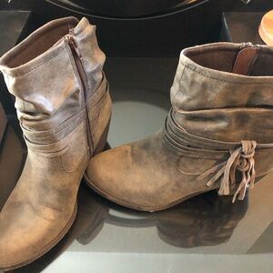 Size 10 Ankle boots with fringe